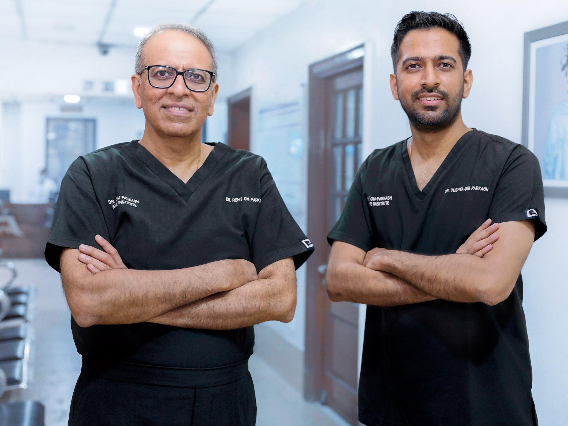 Dr. Rohit Om Parkash og dr. Tushya Om Parkash.