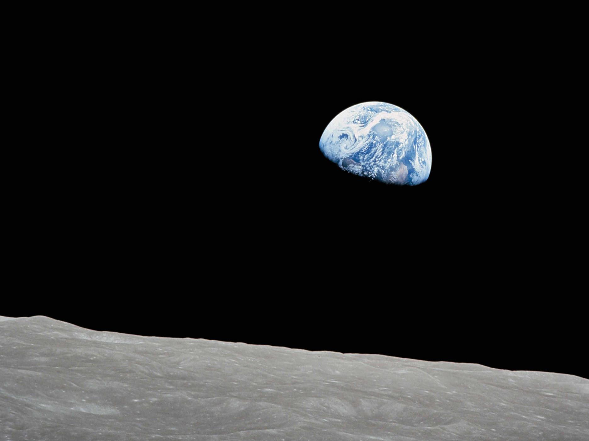 Perspektiv set fra månens overflade med blikket rettet mod Jorden.