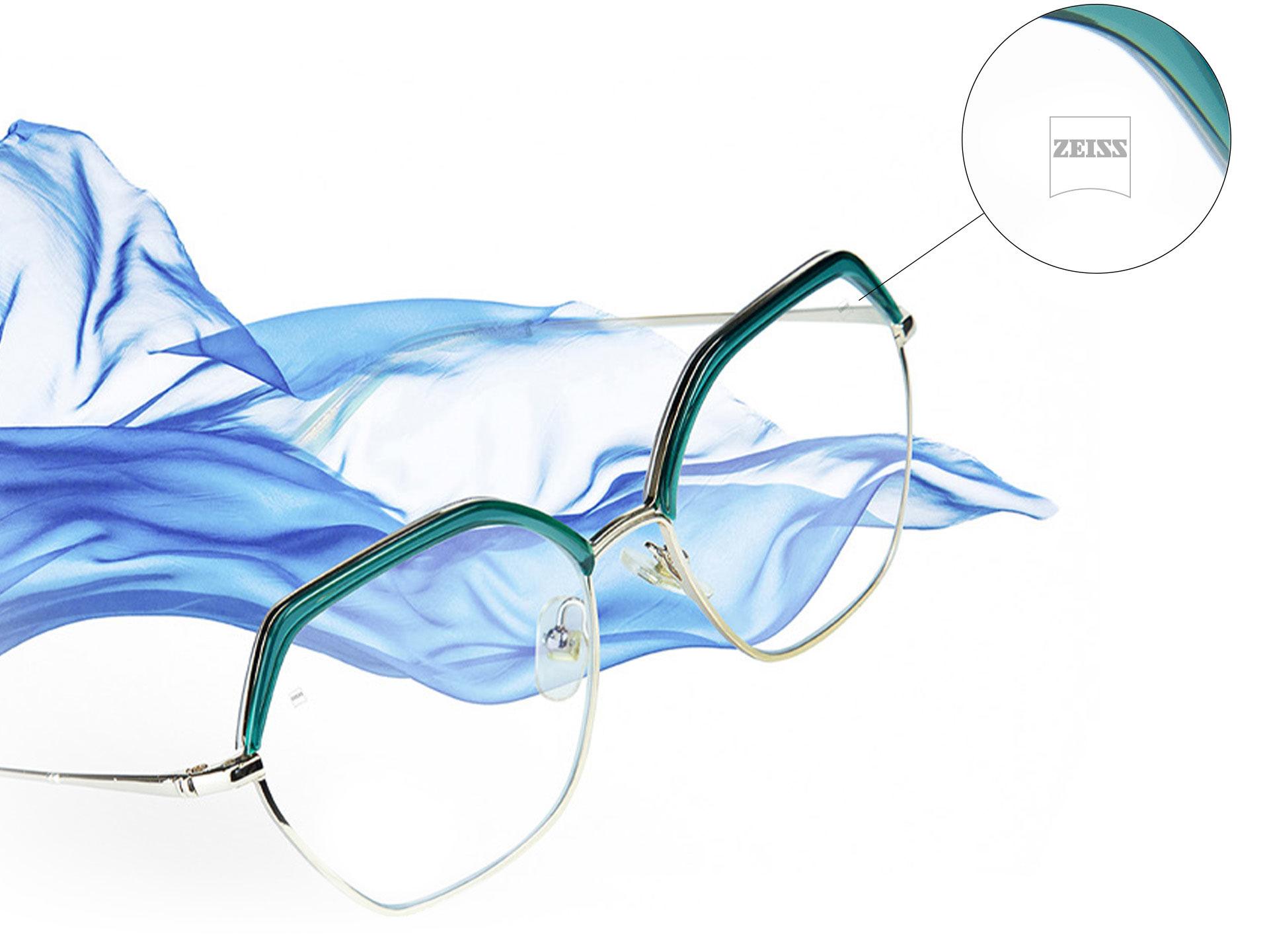 ZEISS Progressive Light 2-brilleglas, zoomet ind på ZEISS-graveringen.