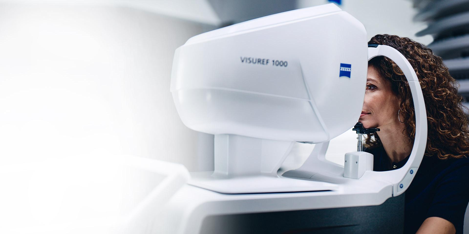 Kvinde der ser igennem ZEISS VISUREF 1000.