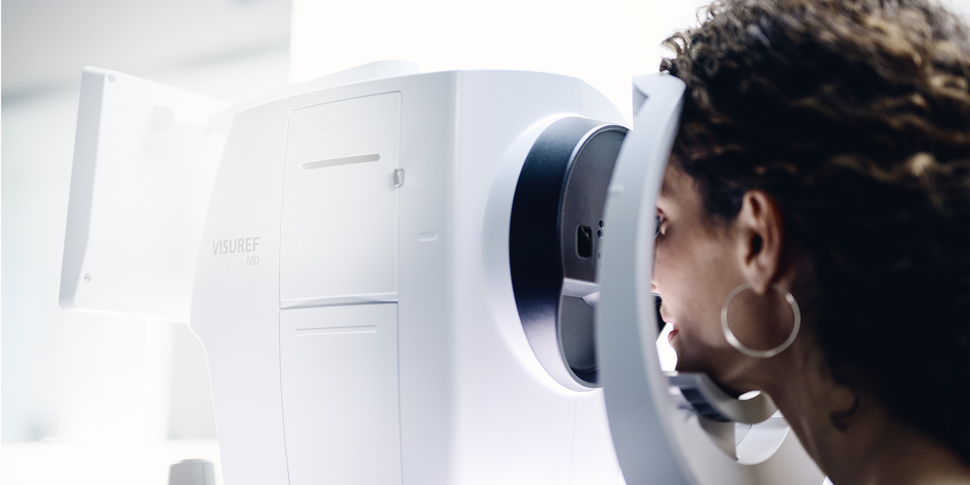 Kvinde der ser igennem ZEISS VISUREF 600