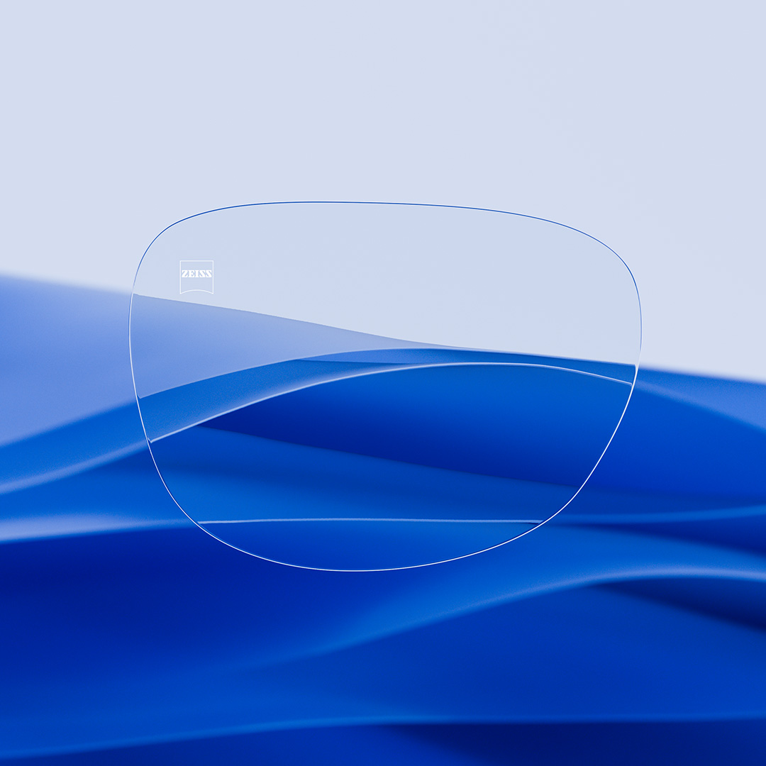 Et delt brilleglas, hvis ene side er klar og ren med ZEISS DuraVision og den anden side med ridser på glasset.