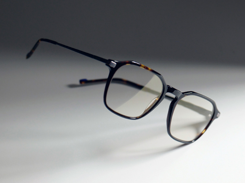 Et billede af klare brilleglas i et brunt stel med den subtile gyldne nuance af ZEISS DuraVision Gold UV.
