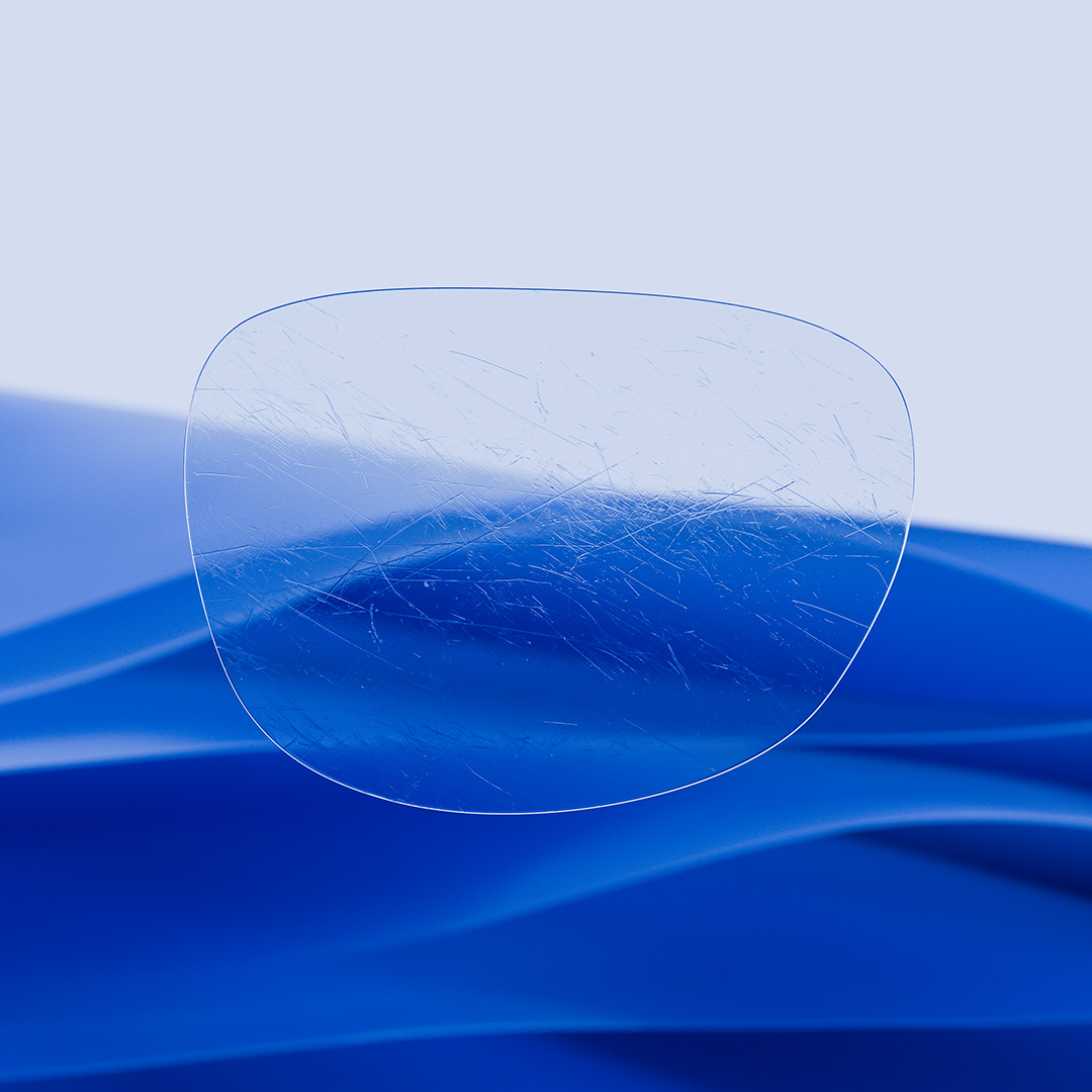 Et delt brilleglas, hvis ene side er klar og ren med ZEISS DuraVision og den anden side med ridser på glasset.