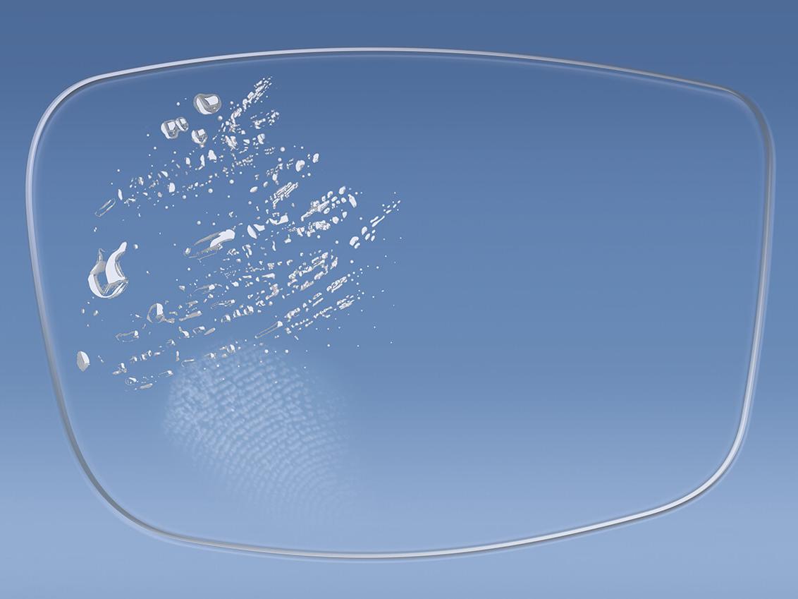 Illustration af et brilleglas med og uden ZEISS Coatings, der har indflydelse på hvor let det er at rengøre overfladen