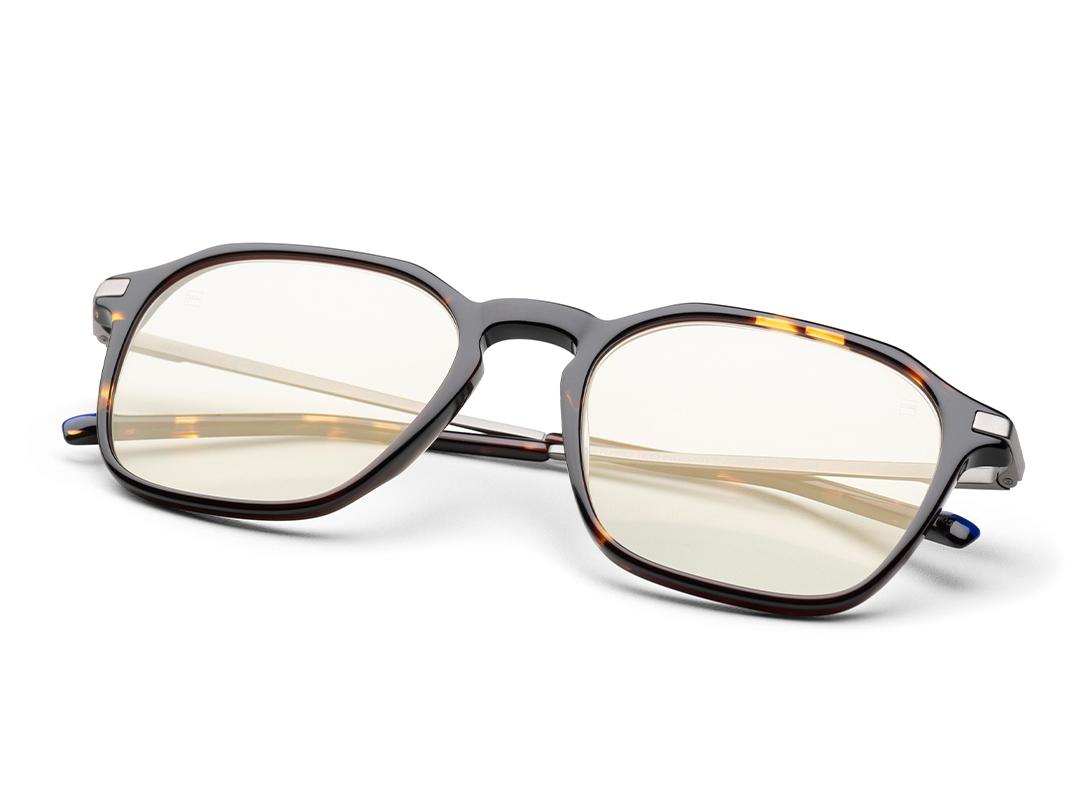 Klare brilleglas i et brunt stel med ZEISS DuraVision Gold UV anti-refleks glas-overfladebehandling.