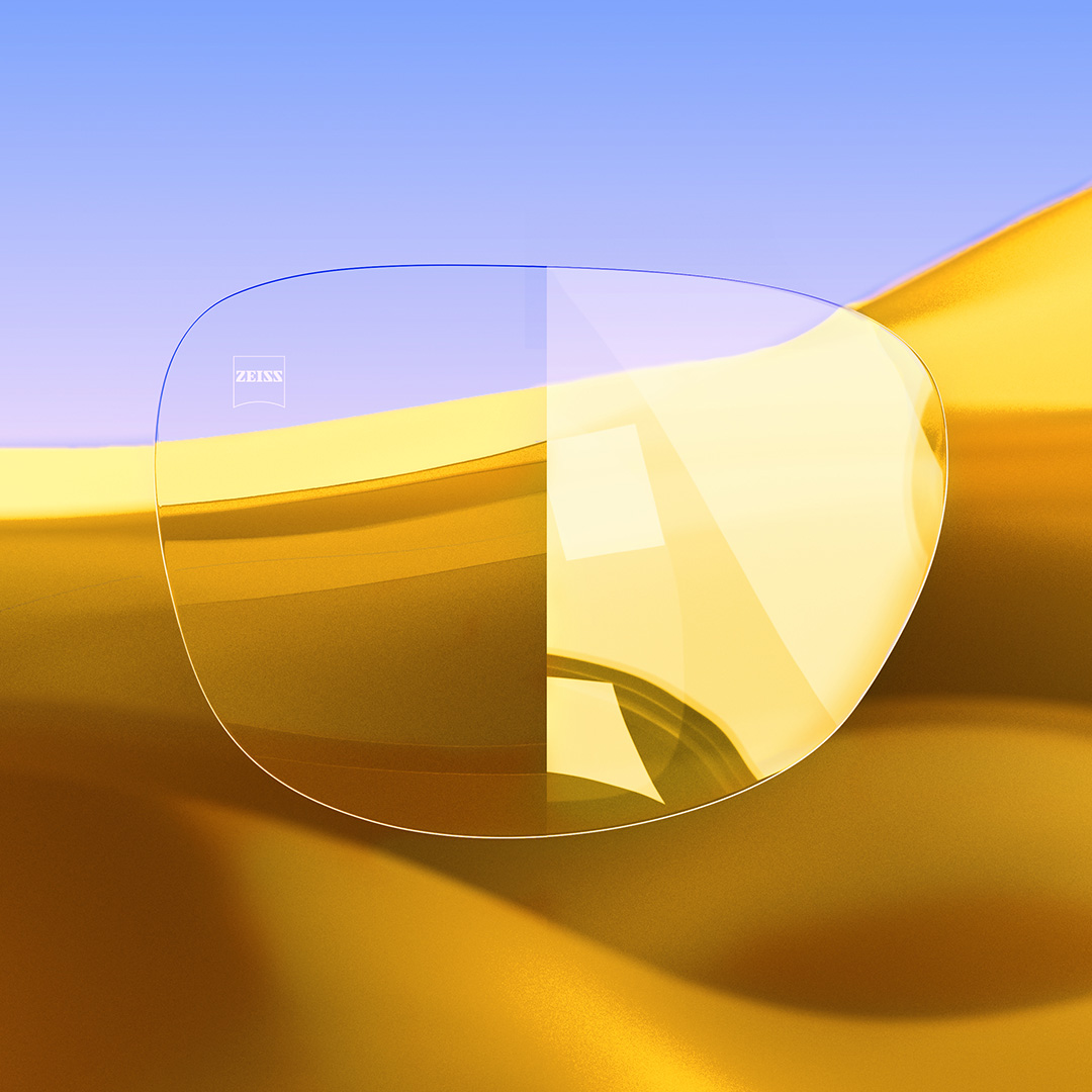Et delt brilleglas med den ene side klar og ren med ZEISS DuraVision Gold UV og den anden side med kraftige lysreflektioner i glasset. 