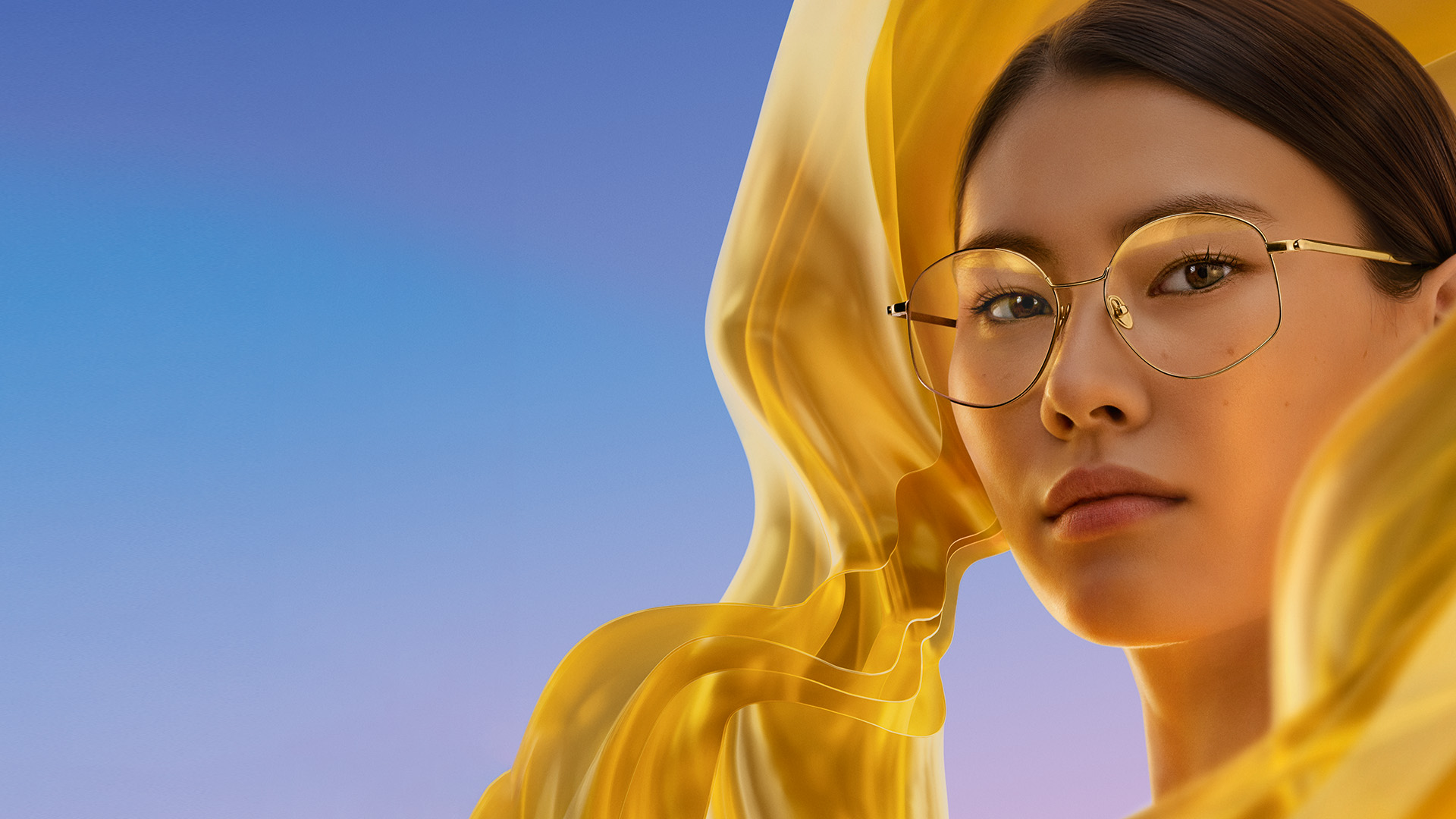 Kvinde der bærer briller med ZEISS DuraVision Gold UV anti-refleksglas, hvor den subtile gyldne refleks vises på glasset.
