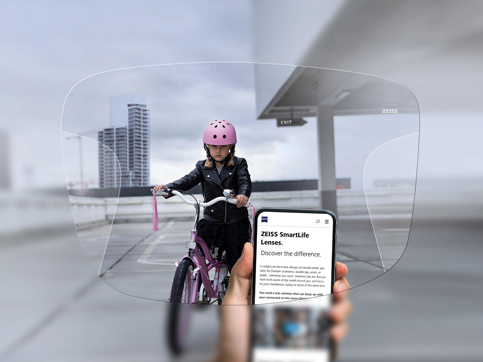 En person ser på sit ur igennem ZEISS SmartLife Progressive-brilleglas. I baggrunden ses en pige på sin cykel med en pink cykelhjelm på. 
