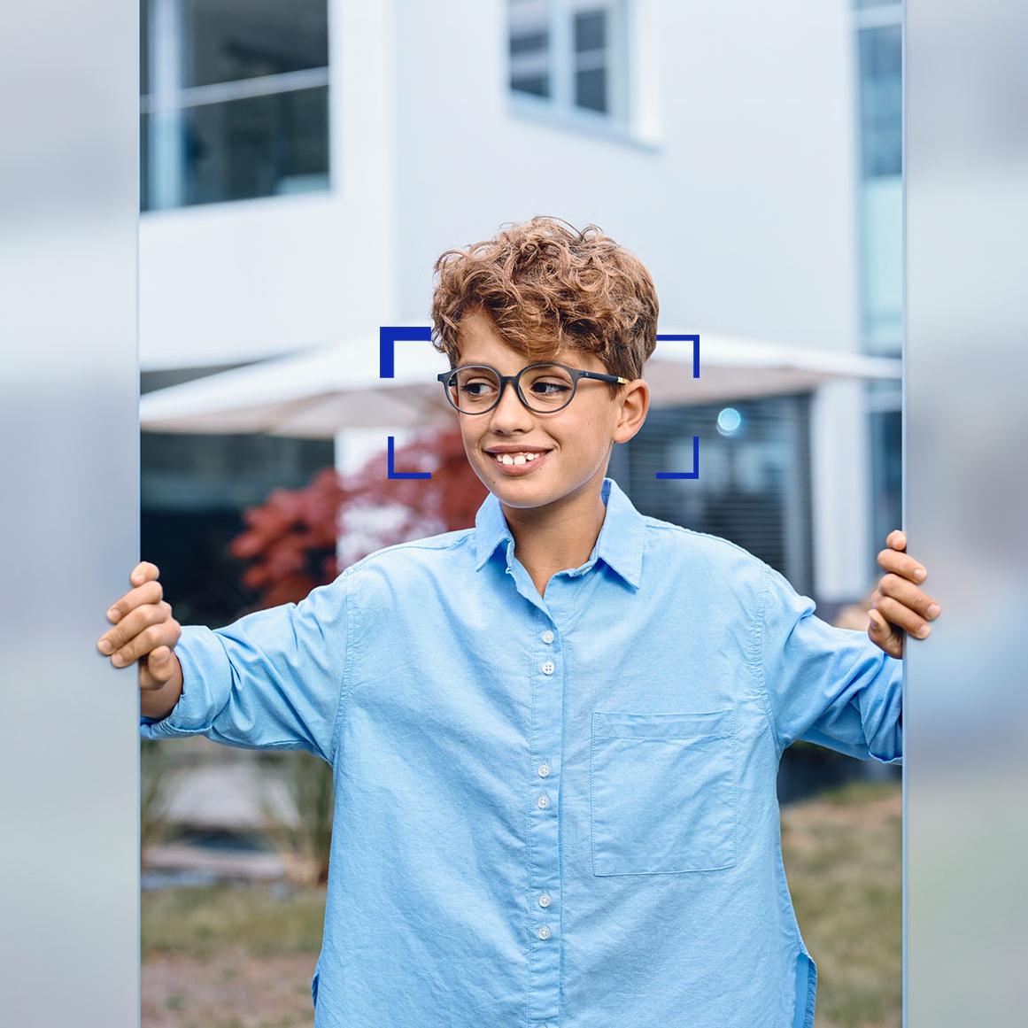 Lille dreng der har ZEISS SmartLife Young brilleglas på