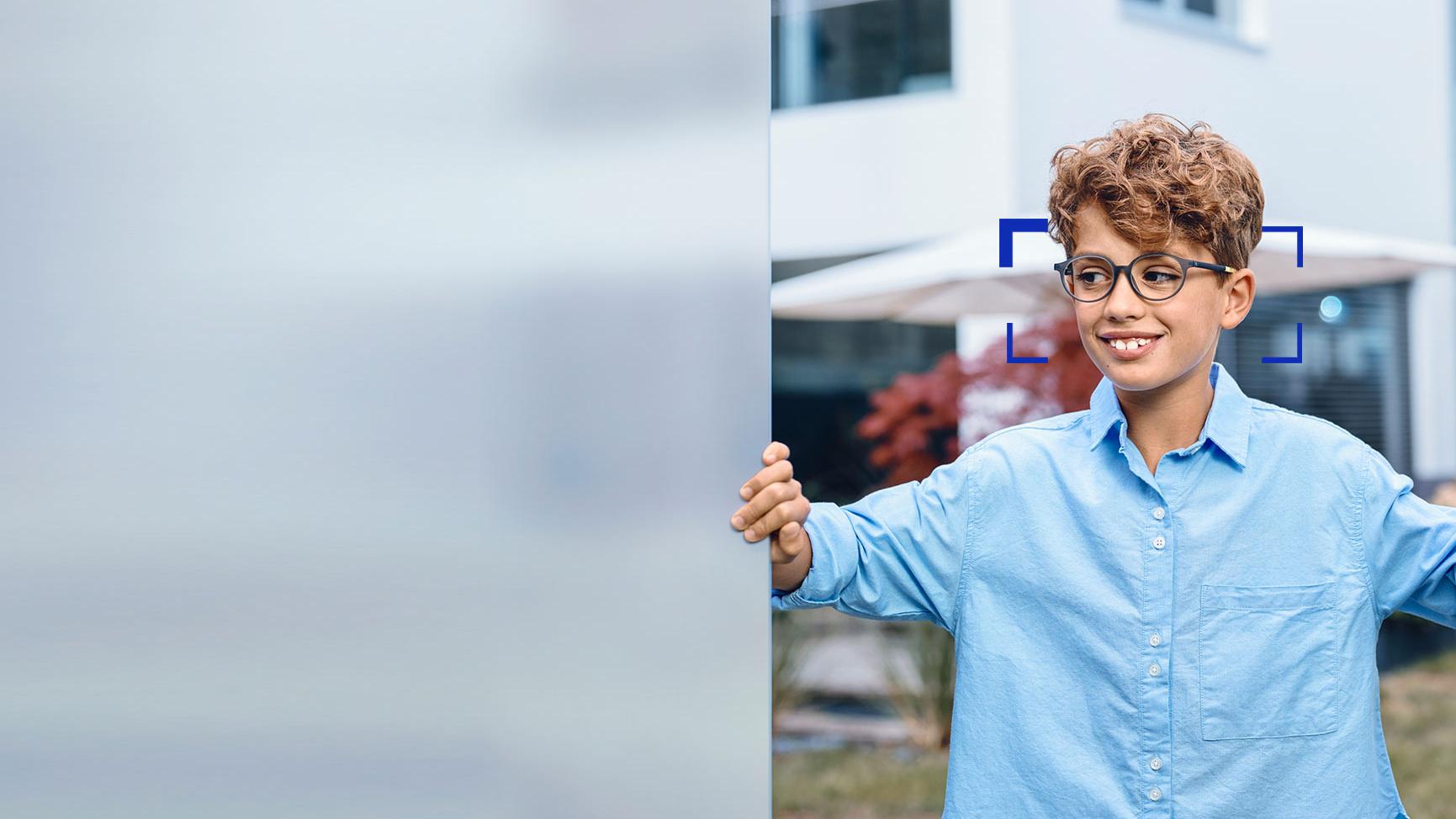 Lille dreng der har ZEISS SmartLife Young brilleglas på