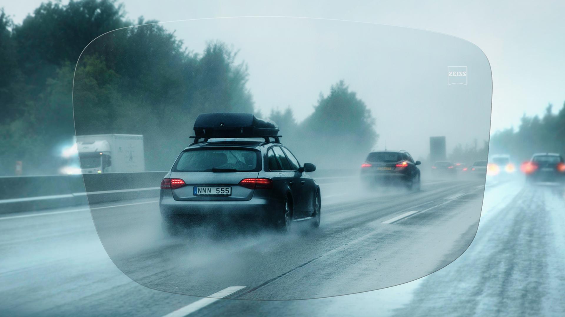Udsigt gennem ZEISS DriveSafe Single Vision individuelle brilleglas på en motorvej i regnvejr 