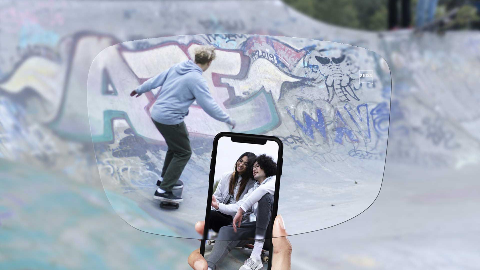 Udsigt til en skøjtepark set gennem ZEISS Single Vision SmartLife Young brilleglas. 