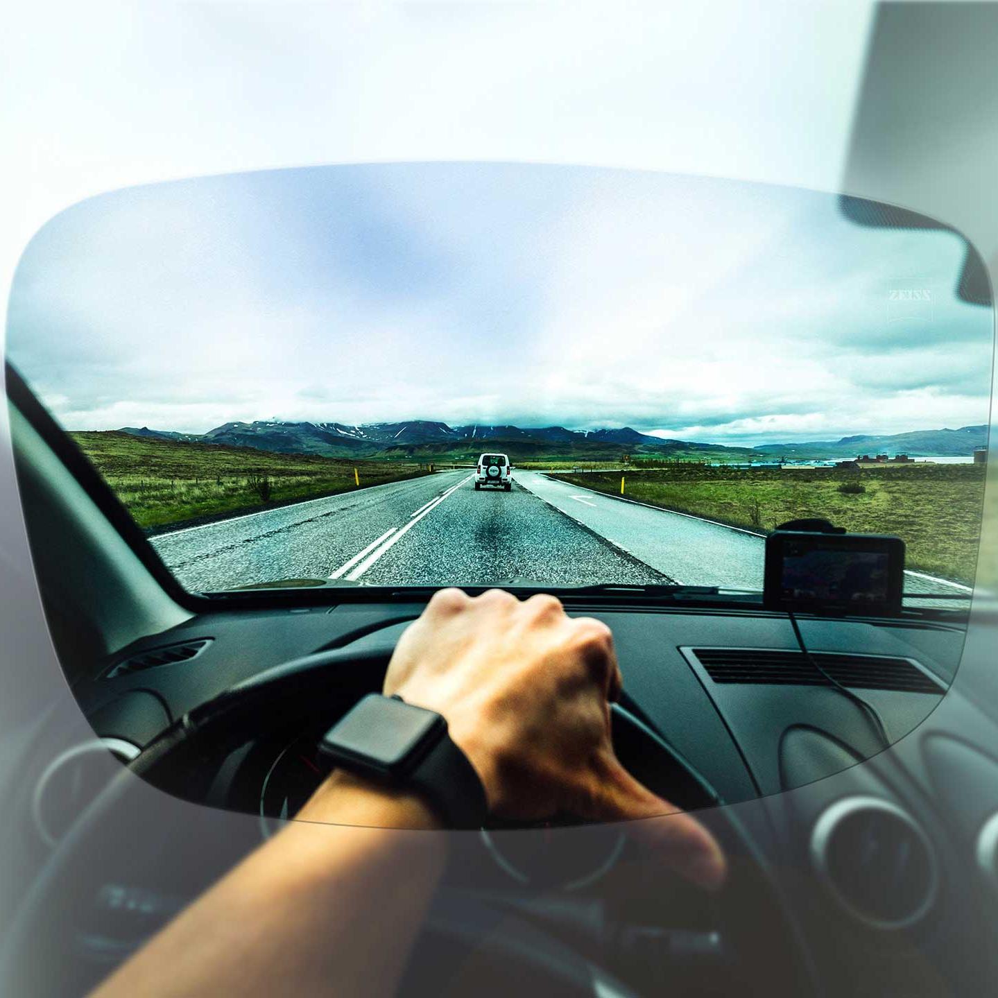 Klart syn fra førerens perspektiv af vejen og landskabet gennem ZEISS-brilleglassene fra Drive Collection