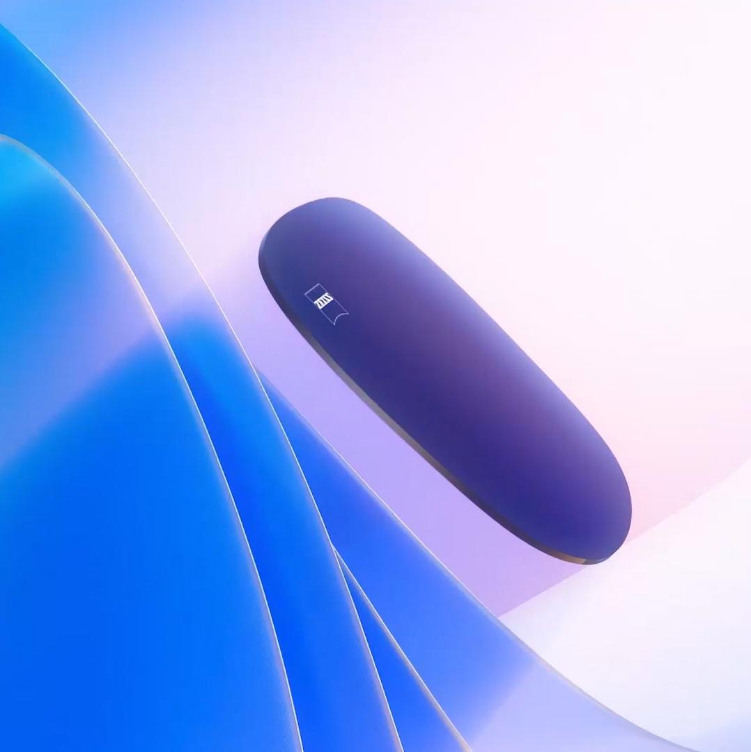 3 D CGI-illustration af et farvetonet brilleglas, der flyder mod en lyskilde og effektivt blokerer for skadelige UV-stråler.