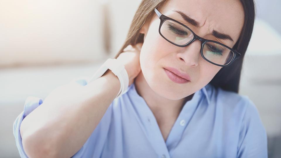 En lang arbejdsdag foran computeren kan føre til smerter i ryg, nakke eller skuldre.