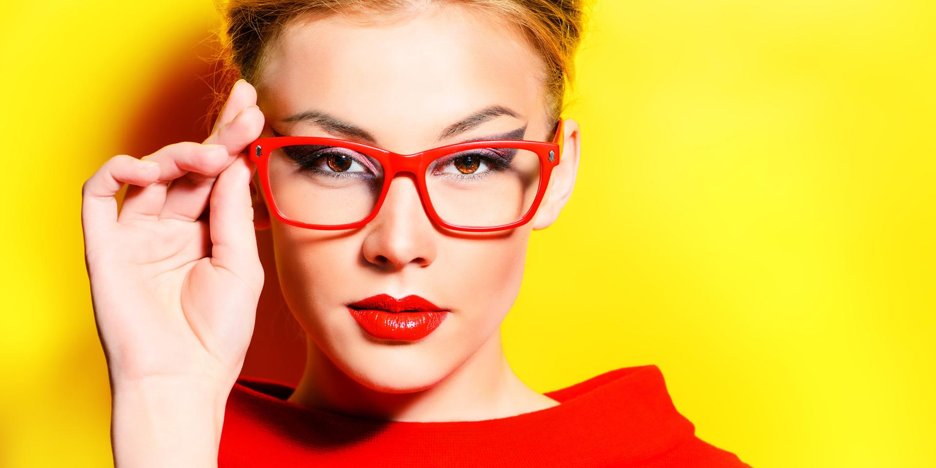Sminketips til kvinder som bruger briller eller kontaktlinser