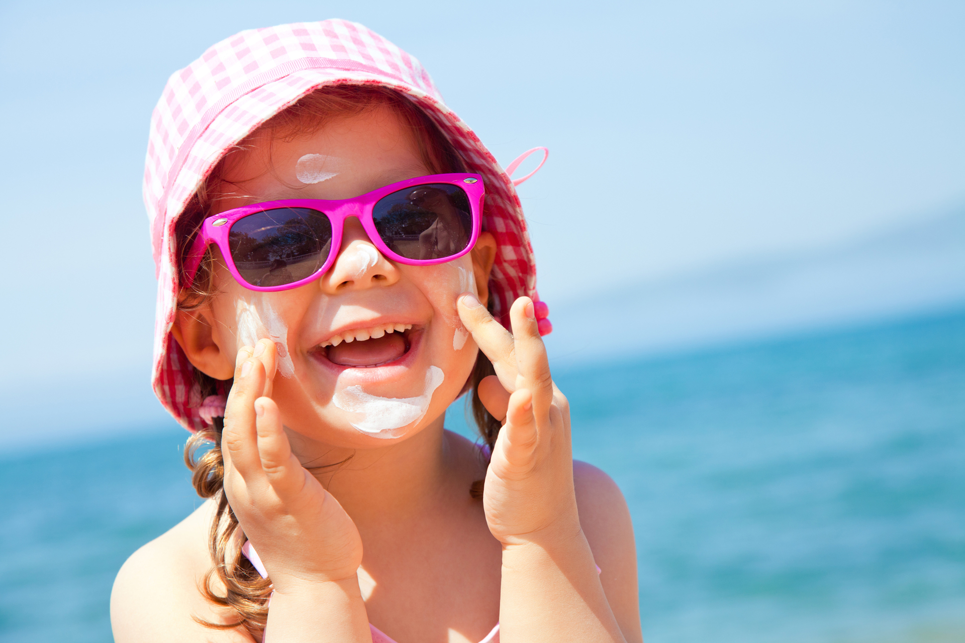 Børns øjne er mere sensitive over for UV-stråling, og det er vigtigt at beskytte deres hud og øjne mod solen. 