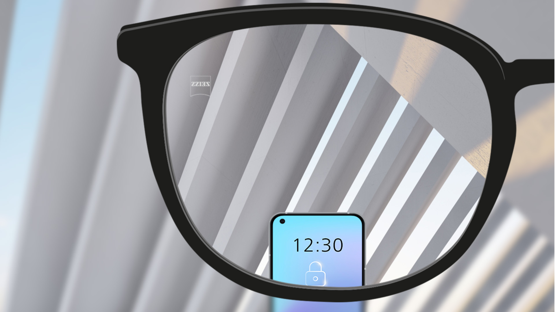 Et udsnit af et billede med ZEISS Single Vision SmartLife brilleglas med en smartphone og brilleglasset helt klart.