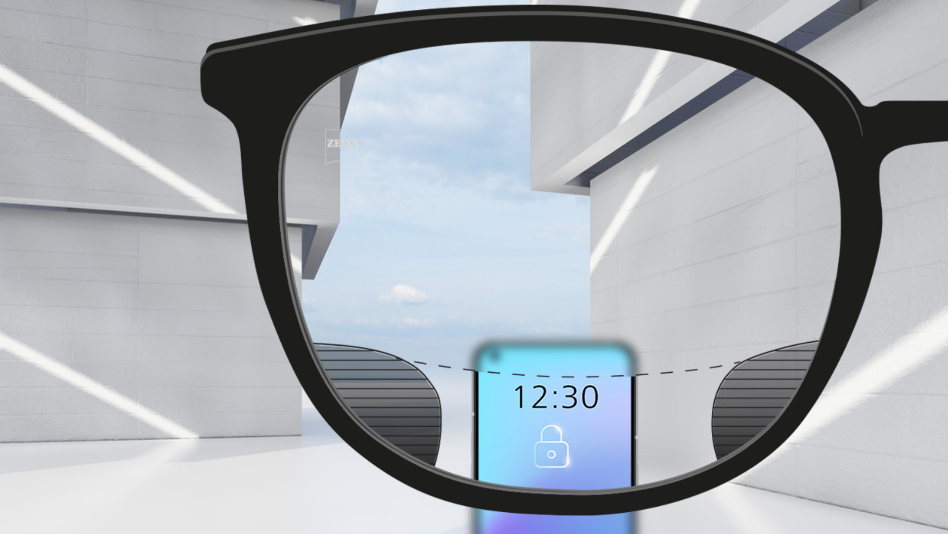 Et udsnit med ZEISS Digital SmartLife brilleglas med en smartphone og brilleglasset helt klart i øverste og nederste område af glasset og små slørede pletter til venstre og højre.