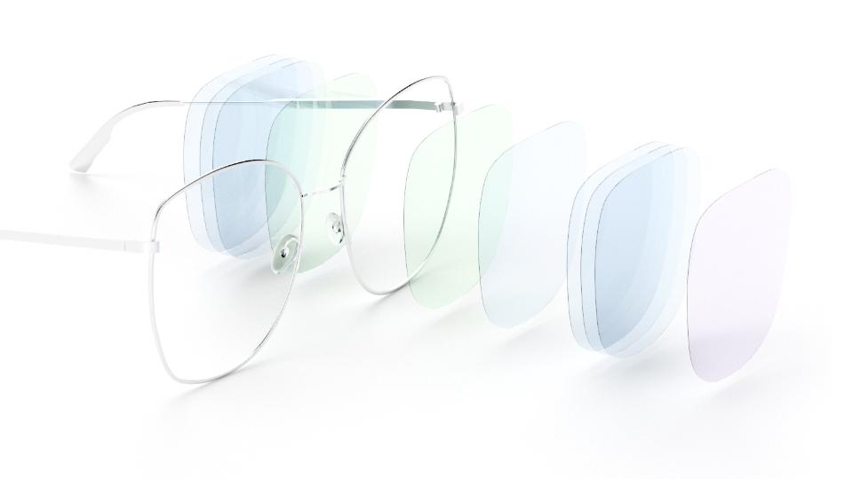 Et billede af et brillestel med mange coating-lag, der stikker ud fra brilleglasset.