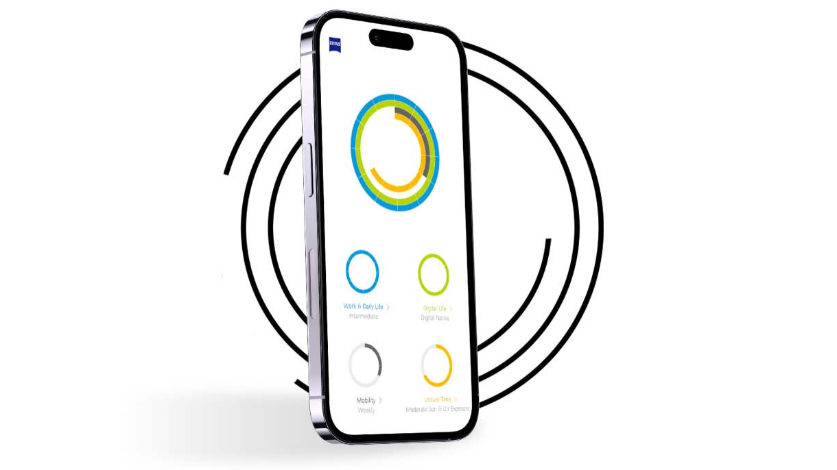 En smartphone foran sorte ringe viser synsprofilen for en Min synsprofil-bruger med forskelligt farvede ringe. 