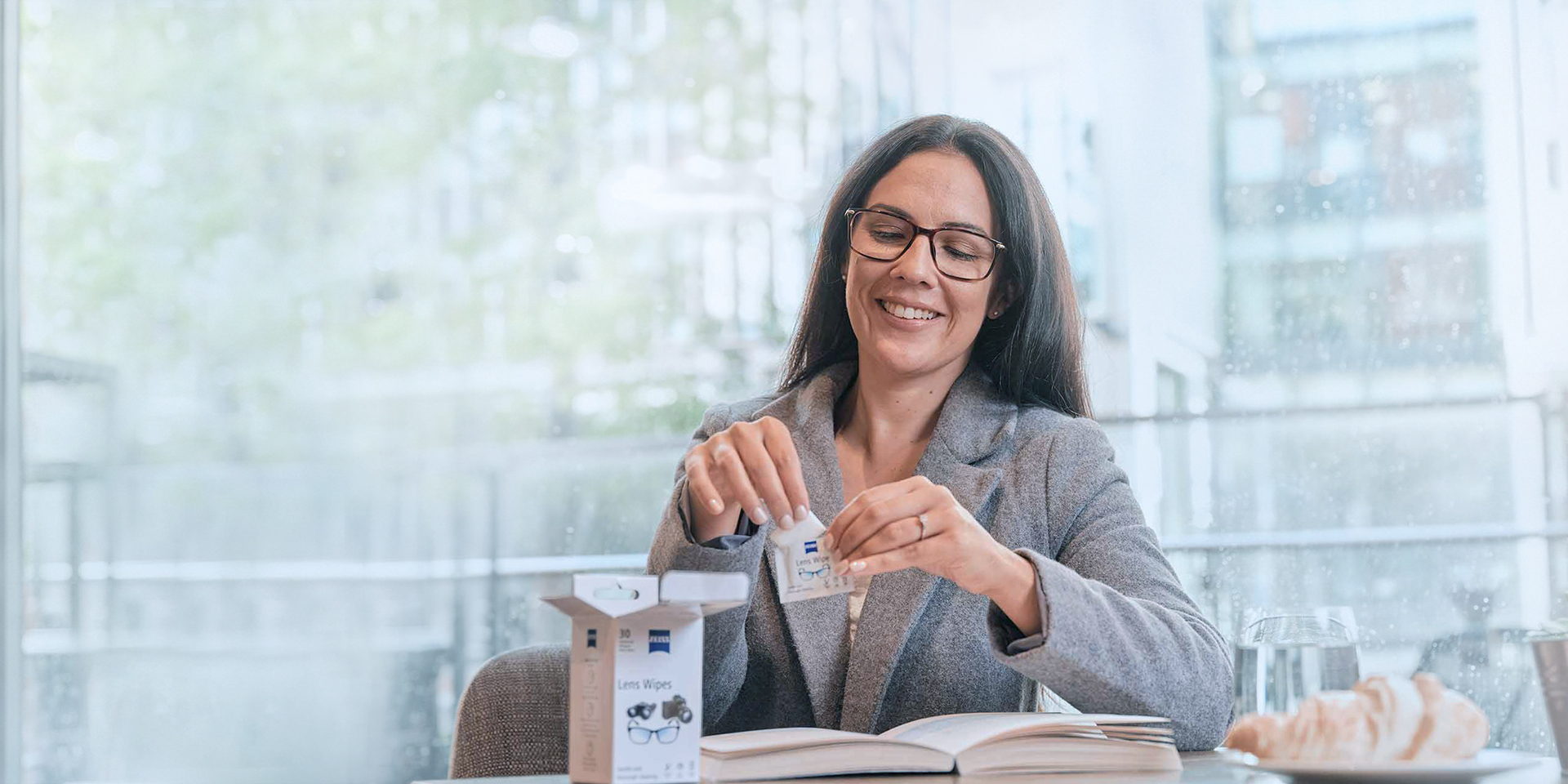 Kvinder der åbner et brev med servietter til rensning af brilleglas