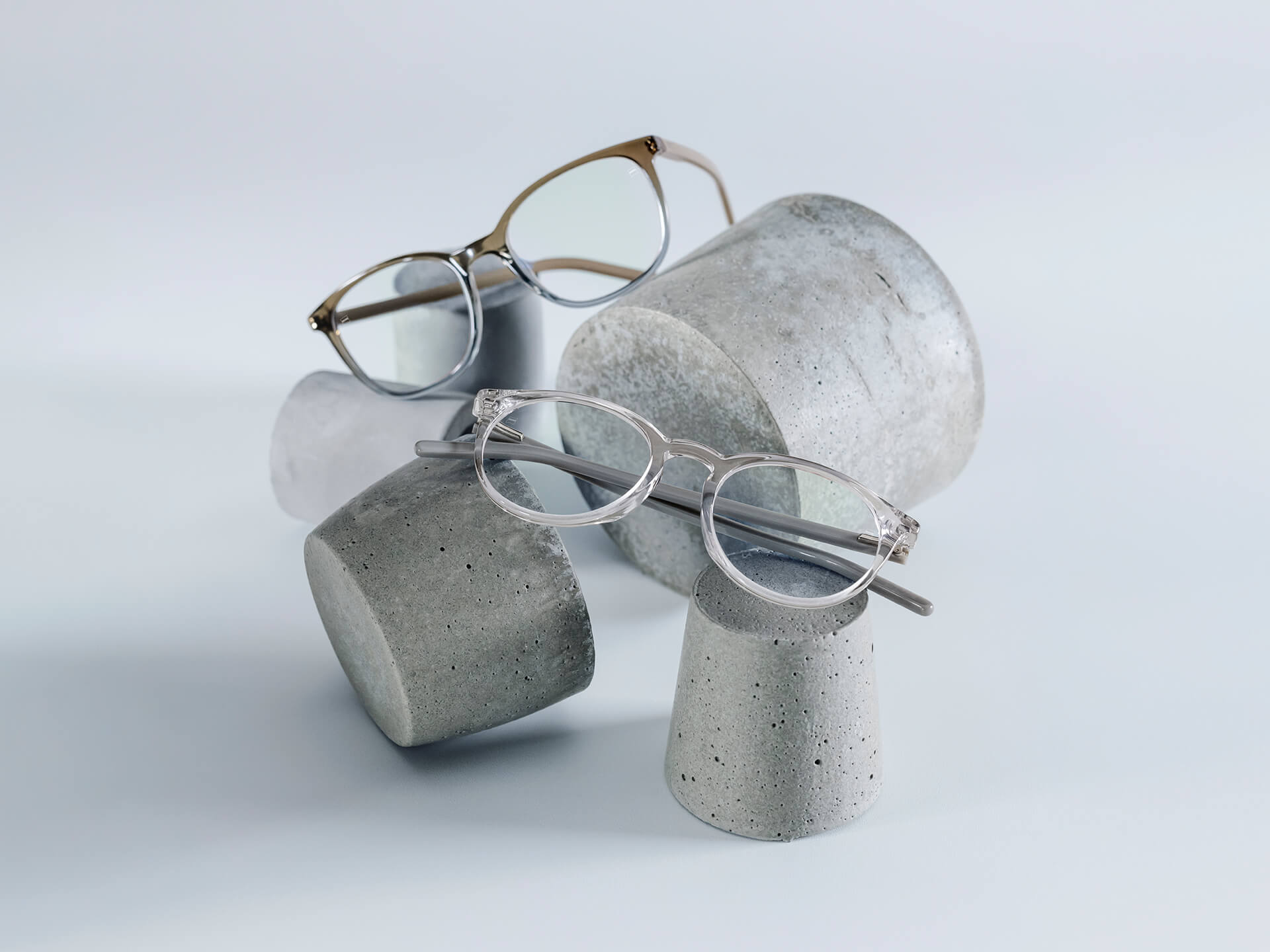 Briller med ZEISS brilleglas, forsynet med DuraVision® Chrome-coatings, og anbragt på stensokler i forskellig størrelse.