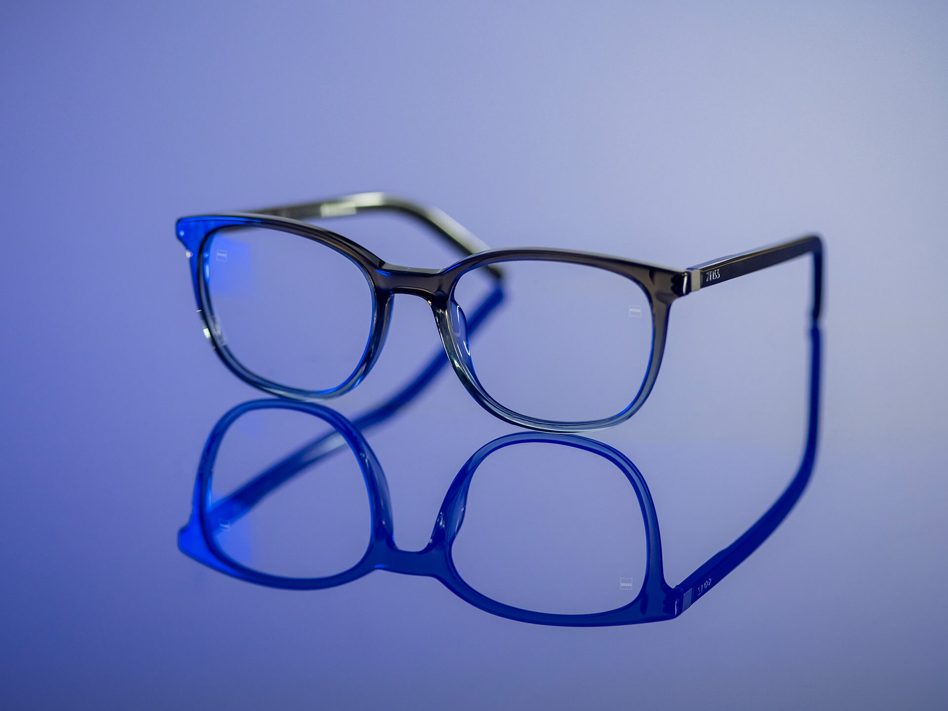 Briller der kan ses i et blåligt lys og har ZEISS brilleglas med BlueGuard brilleglasmateriale. Der ses kun en meget reduceret blålig refleks på glassene.