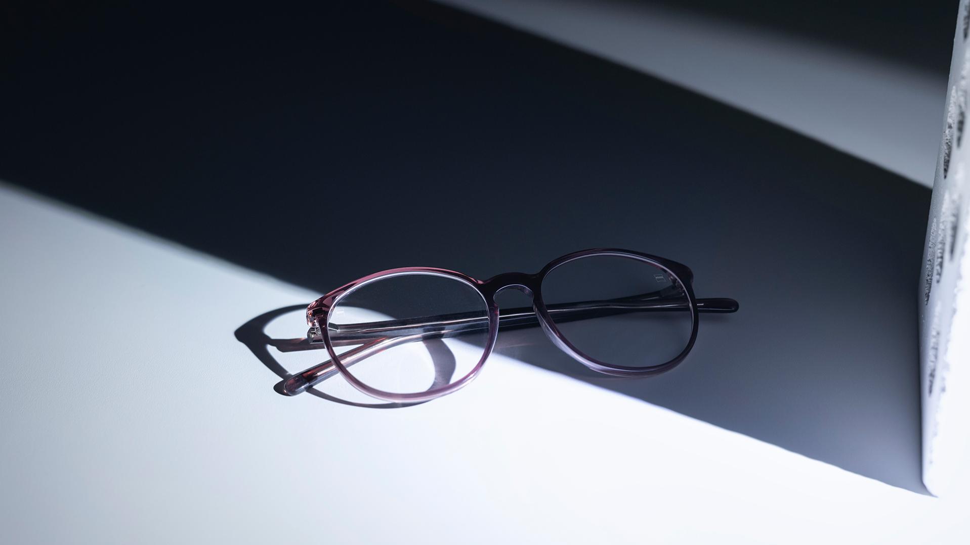 Briller med ZEISS brilleglas og DuraVision®-coating, halvt i skyggen, halvt i solen.