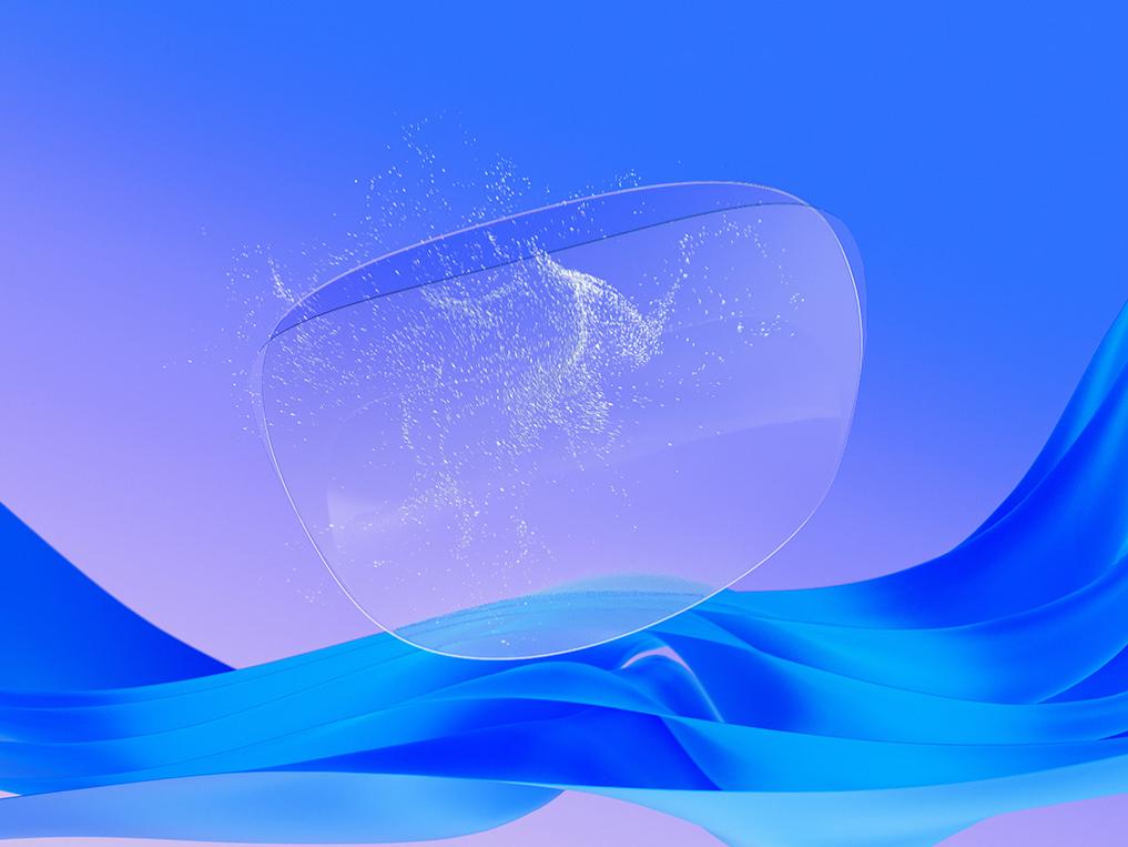 3D CGI illustration af et transparent brilleglas, der får en anti-statisk overfladebehandling, og som demonstrerer processens evne til at afvise støvpartikler og opretholde en ren overflade.