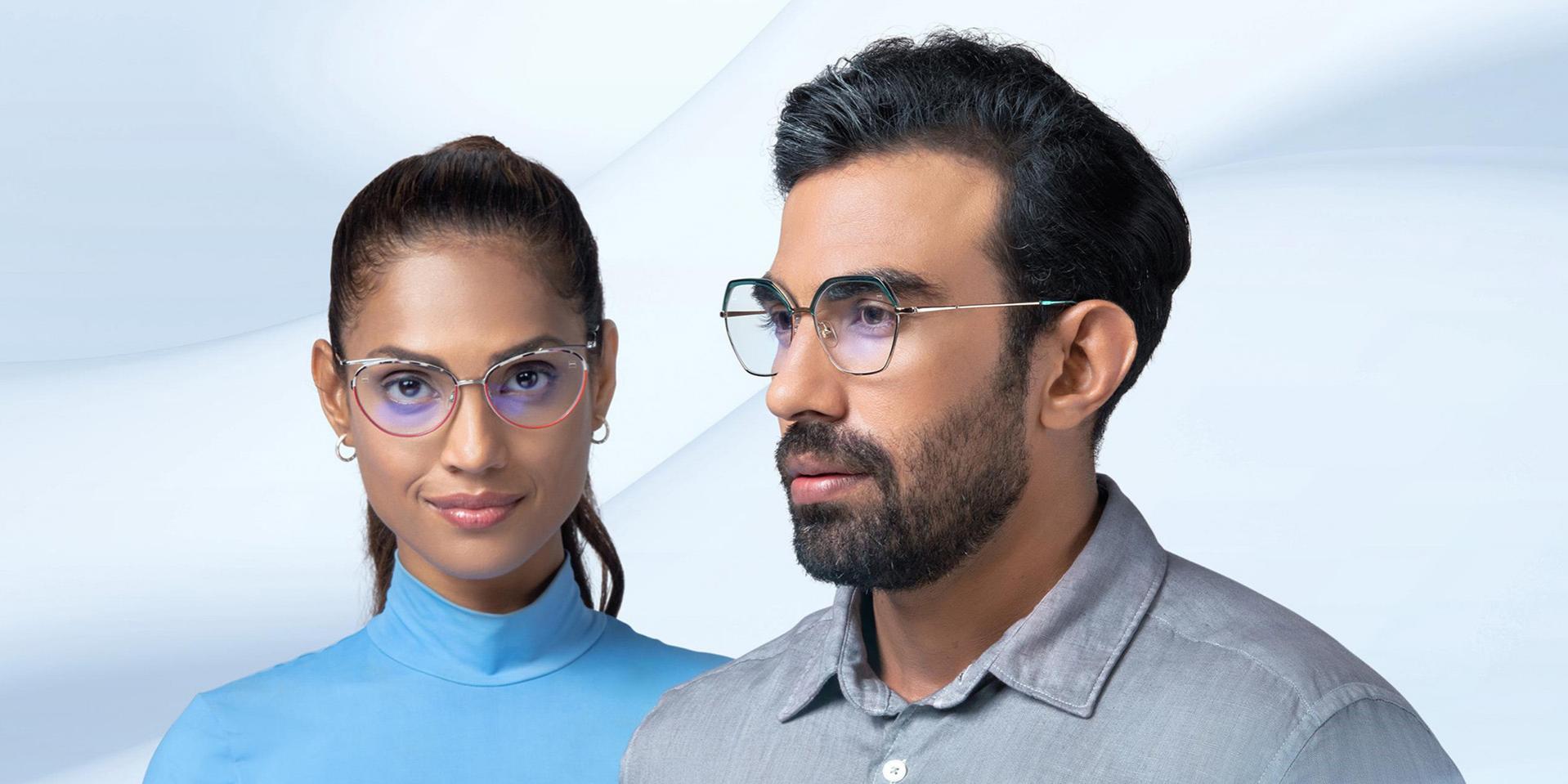 En midaldrende kvinde og mand der bærer briller med ZEISS Progressive Light 2-brilleglas.