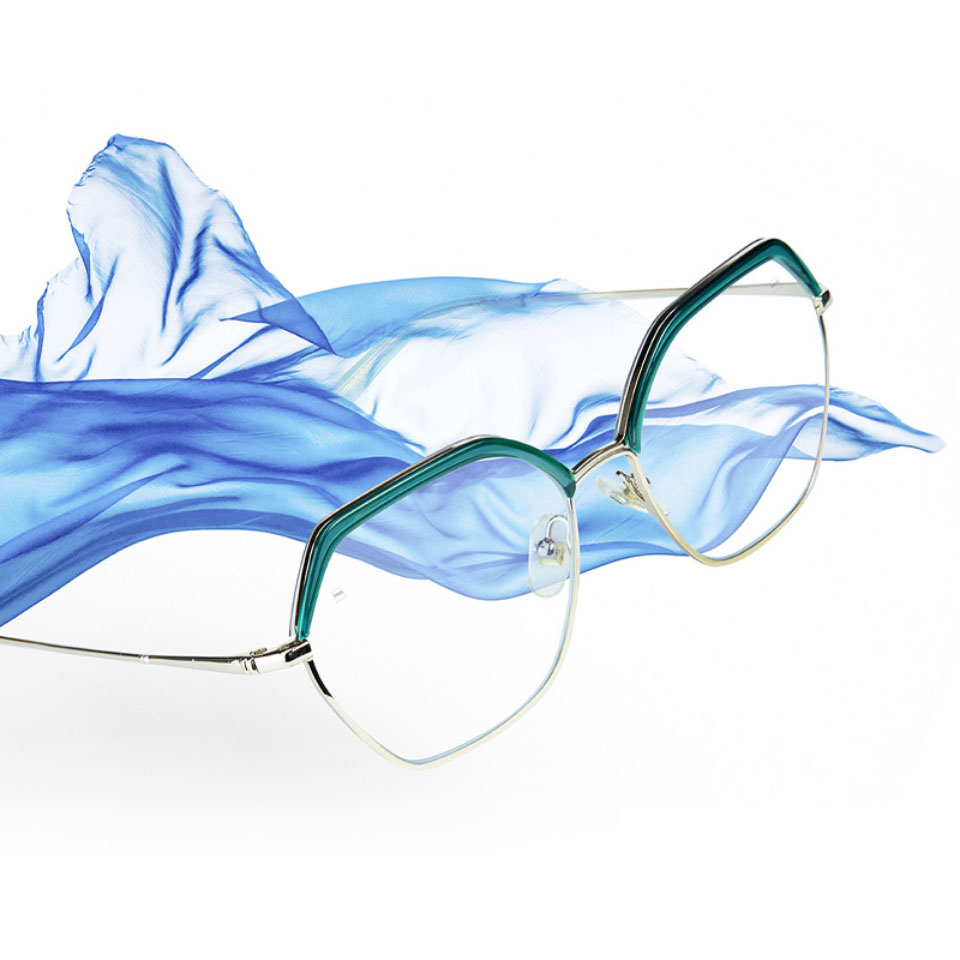 Et billede af brilleglas med ZEISS Progressive Light 2-glas og en blå klud, der svæver i luften.