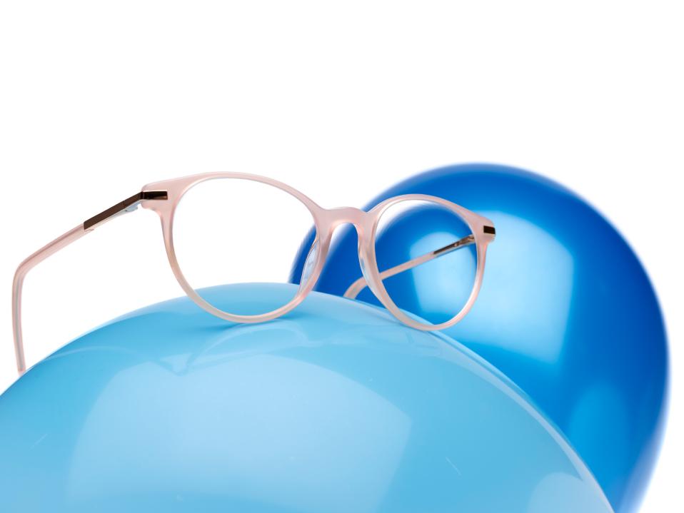 Pink brillestel med ZEISS MyoCare brilleglas på en blå ballon.