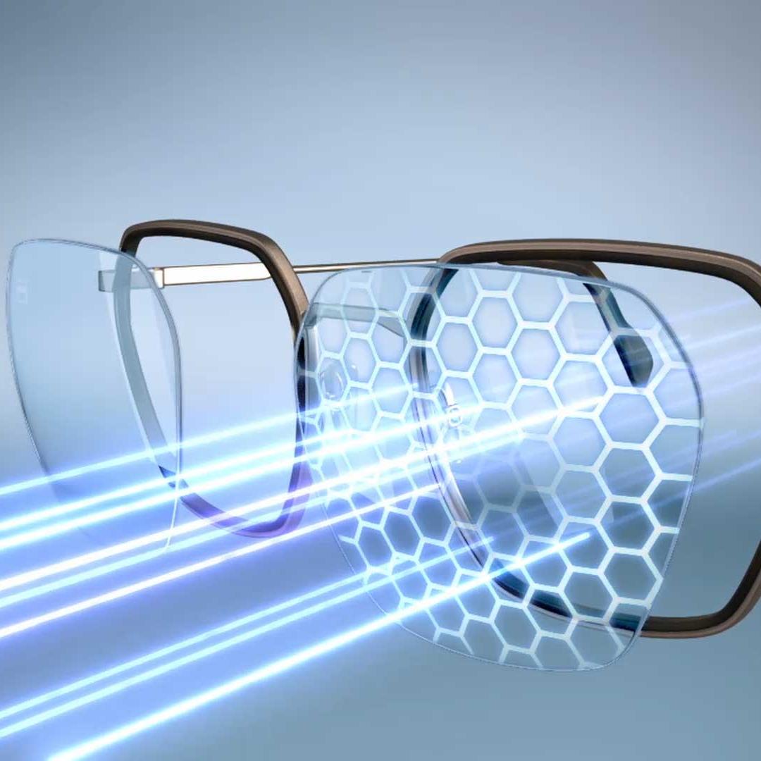 Et brilleglas med ZEISS BlueGuard brillemateriale og ZEISS PhotoFusion X-behandling blokerer blåt lys i klar og farvet tilstand.