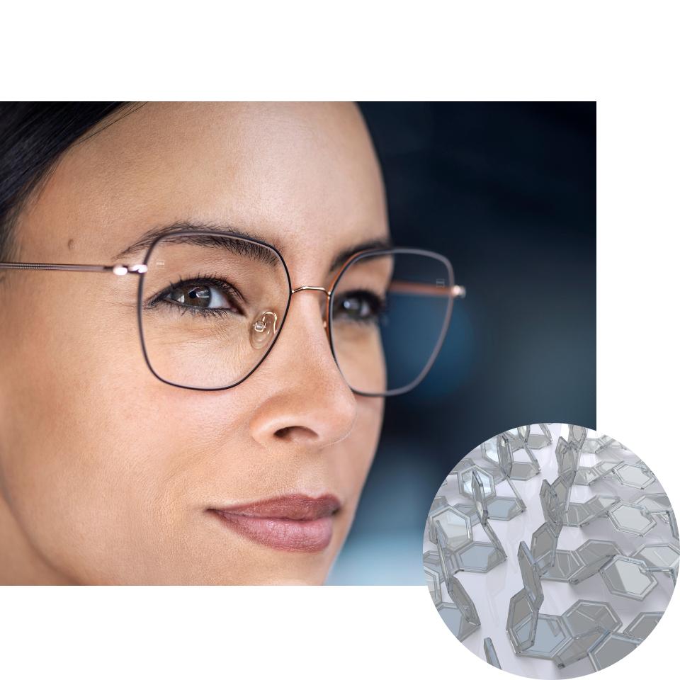 Kvinder der bærer briller med PhotoFusion X i klar tilstand med en visualisering af de sammenfoldede farvekomposita. 