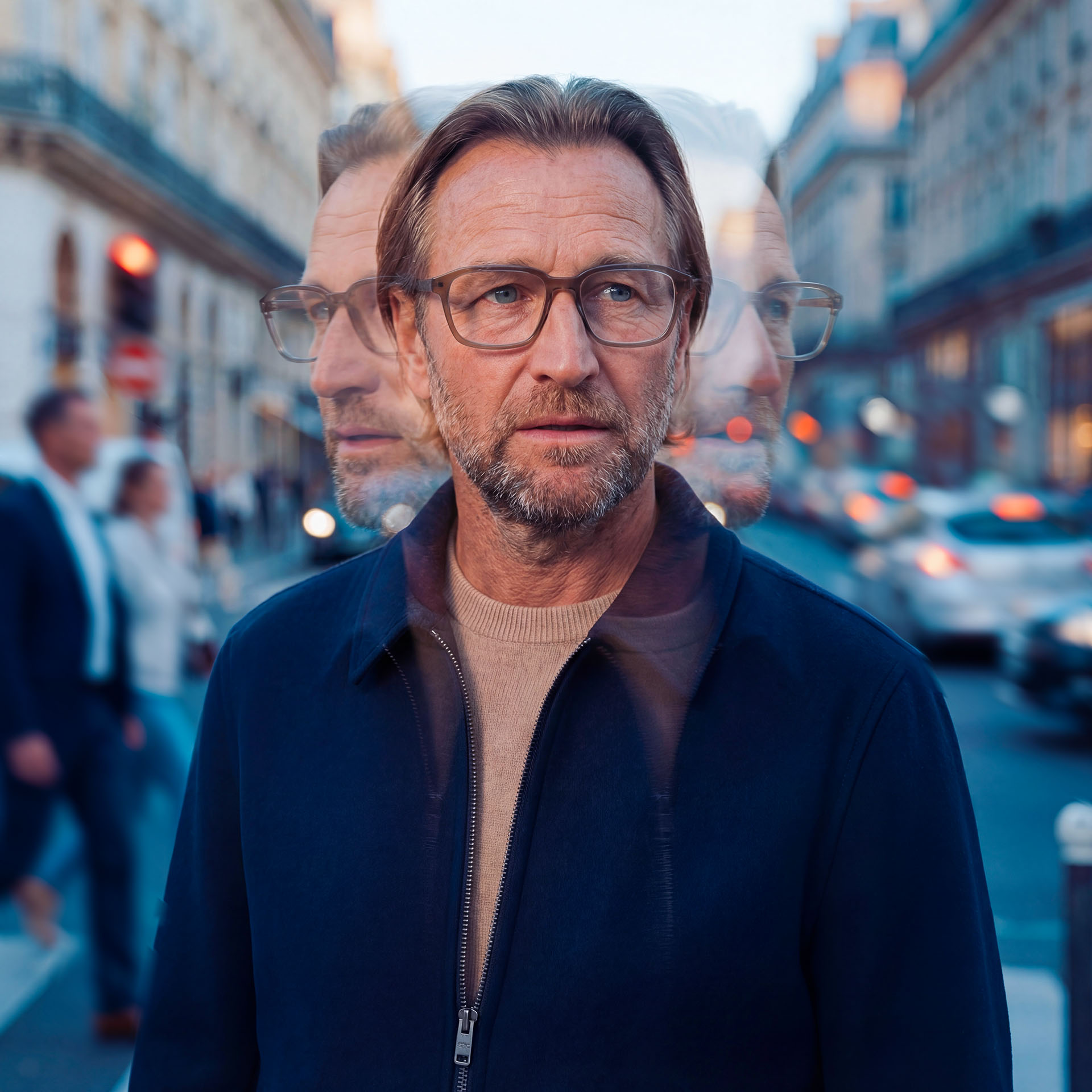 En person der har briller med konventionelle brilleglas i en travl gade med en masse indtryk. 