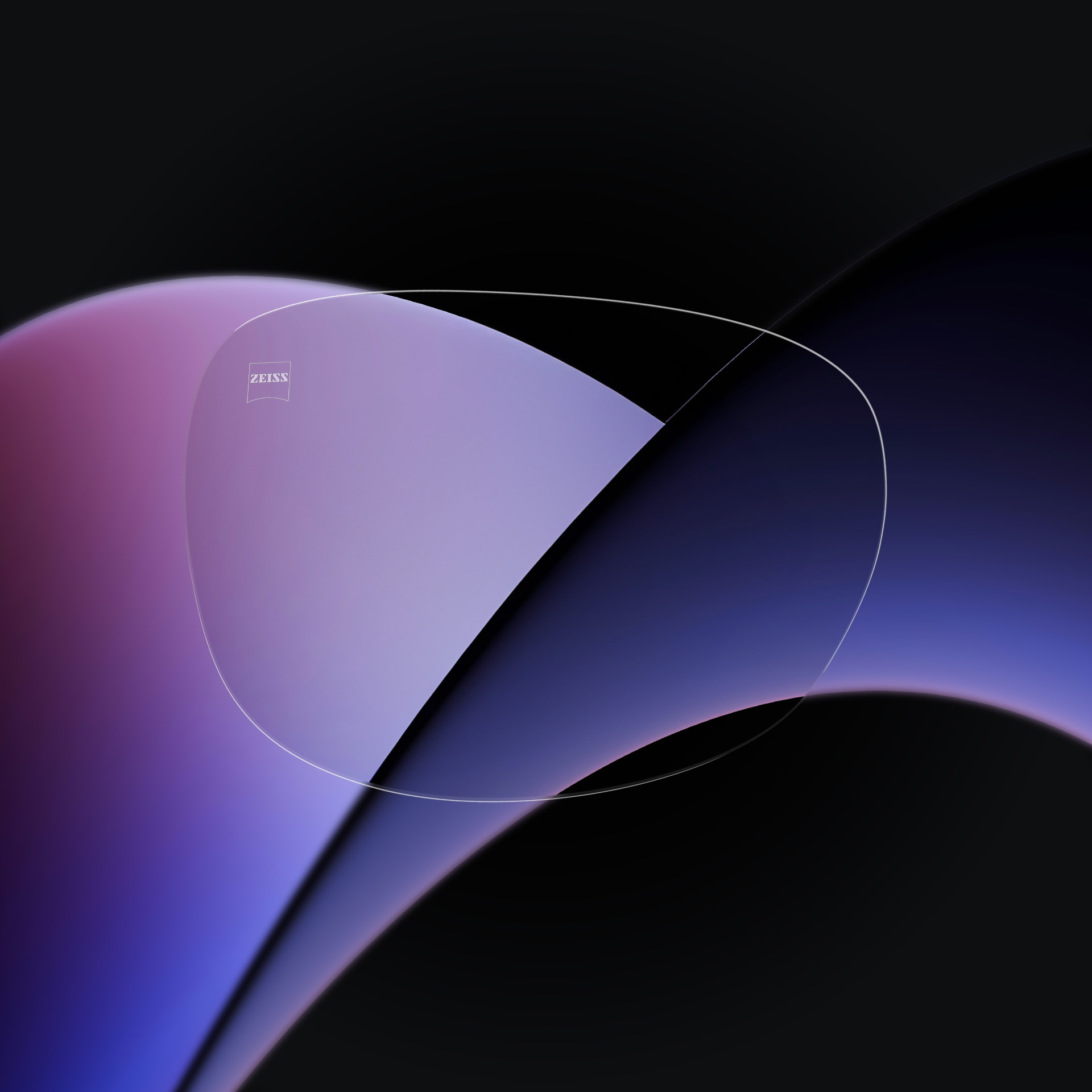Et ZEISS ClearMind i forgrunden af en sort baggrund.