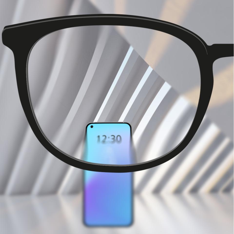 En billedskydeknap, der viser et konventionelt brilleglas til venstre med forvrængninger i periferien, sammenlignet med et Premium-brilleglas til højre, der giver et syn over hele glasset uden forvrængning.