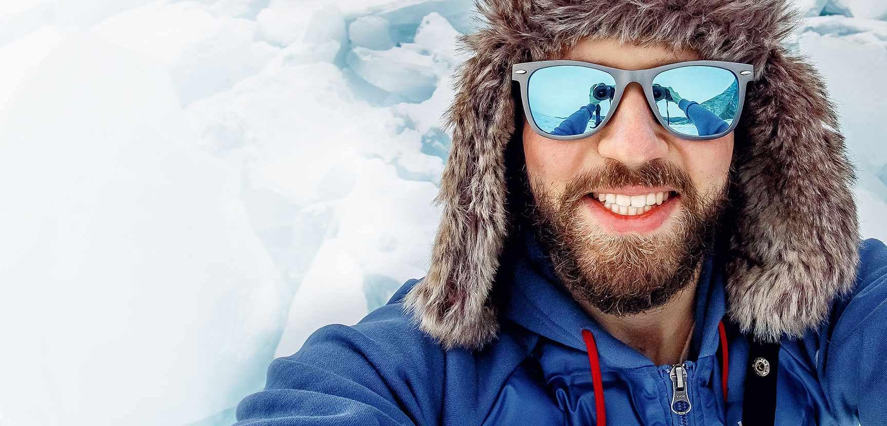 Portræt af en snemand på ski
