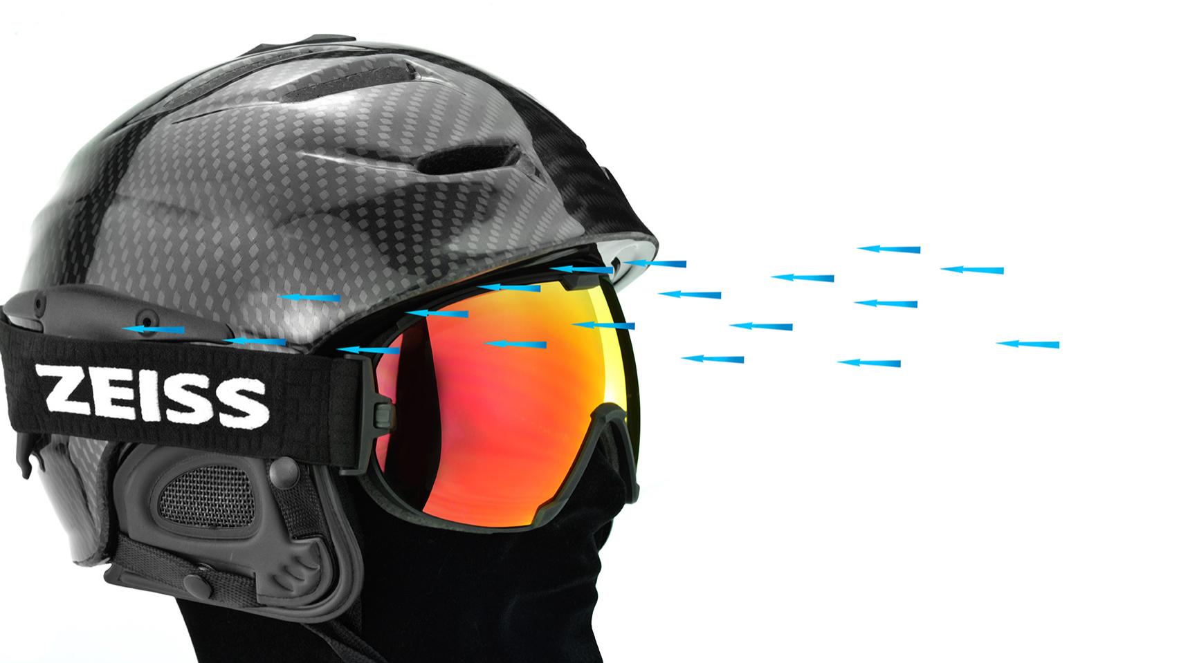 Sort hjelm med røde skibriller fra ZEISS