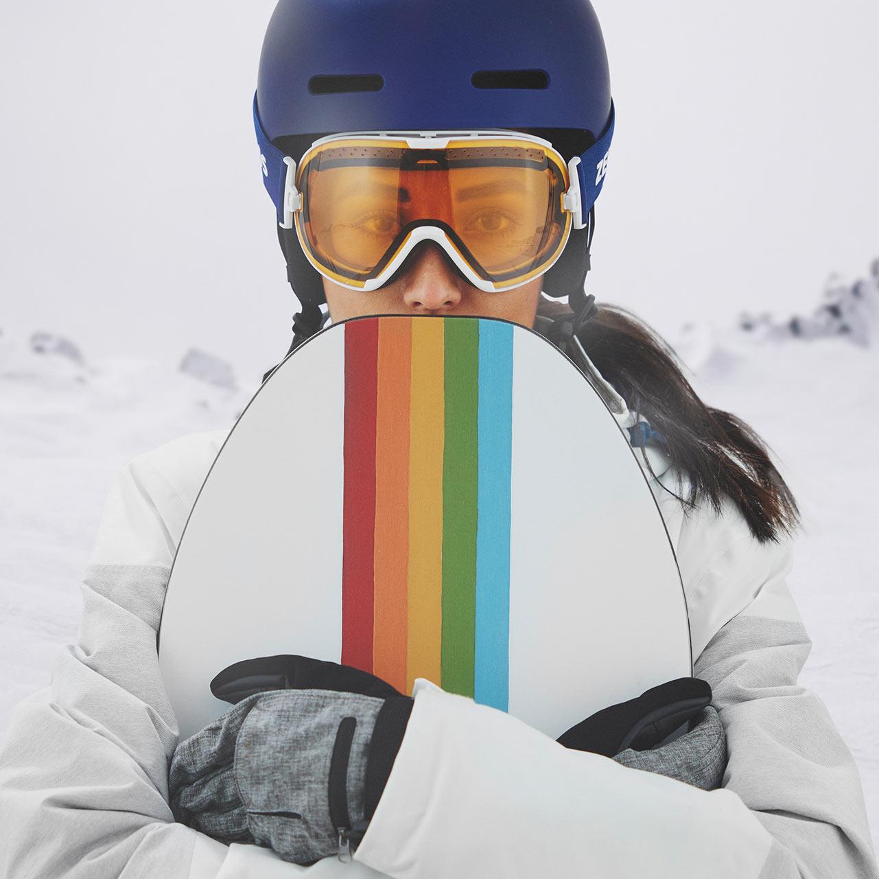 En kvinde har en blå hjelm på og skibriller fra ZEISS med transparent visir.