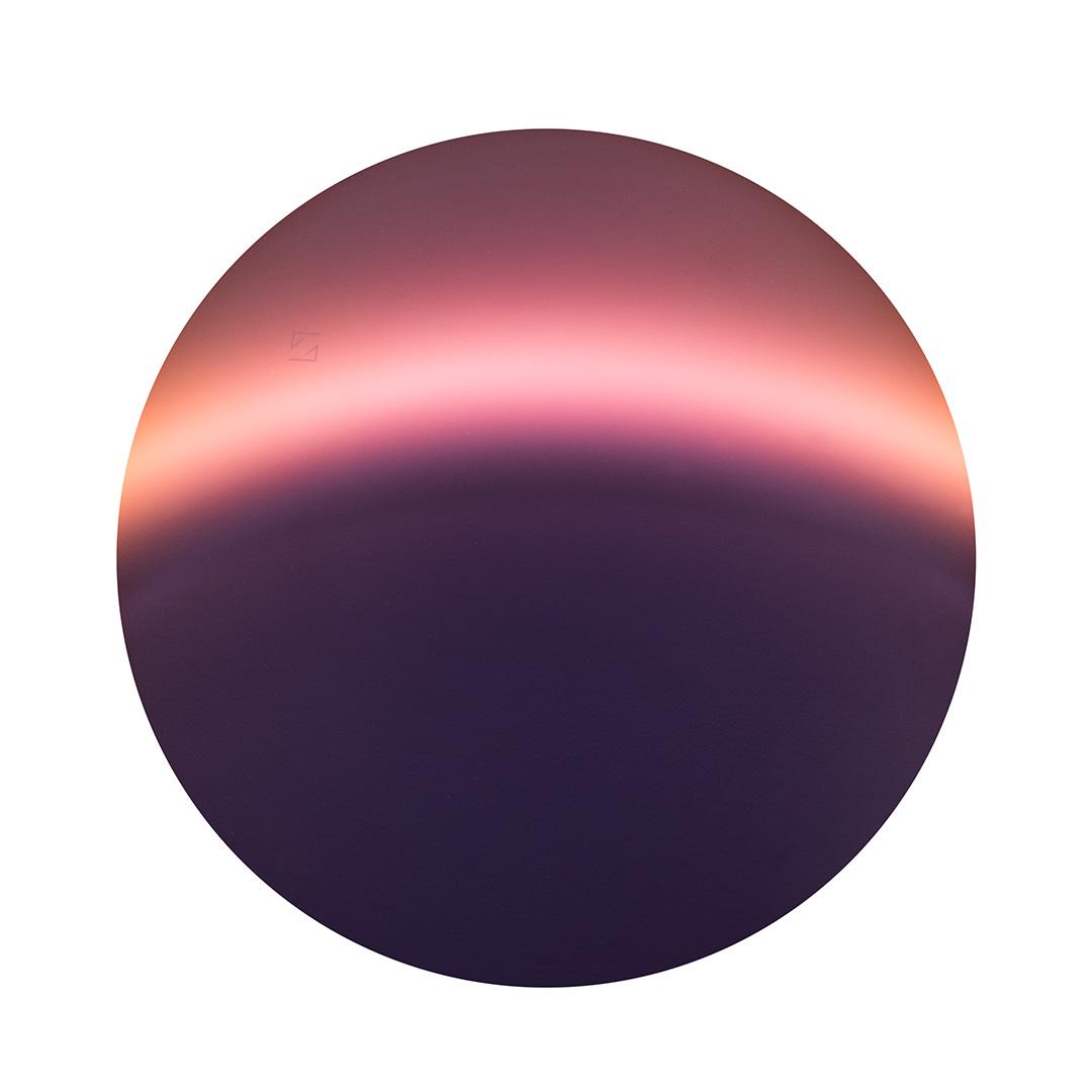 Farveeksempel på Spicy Red brilleglasset, der egner sig til forhold med begrænset lys. 