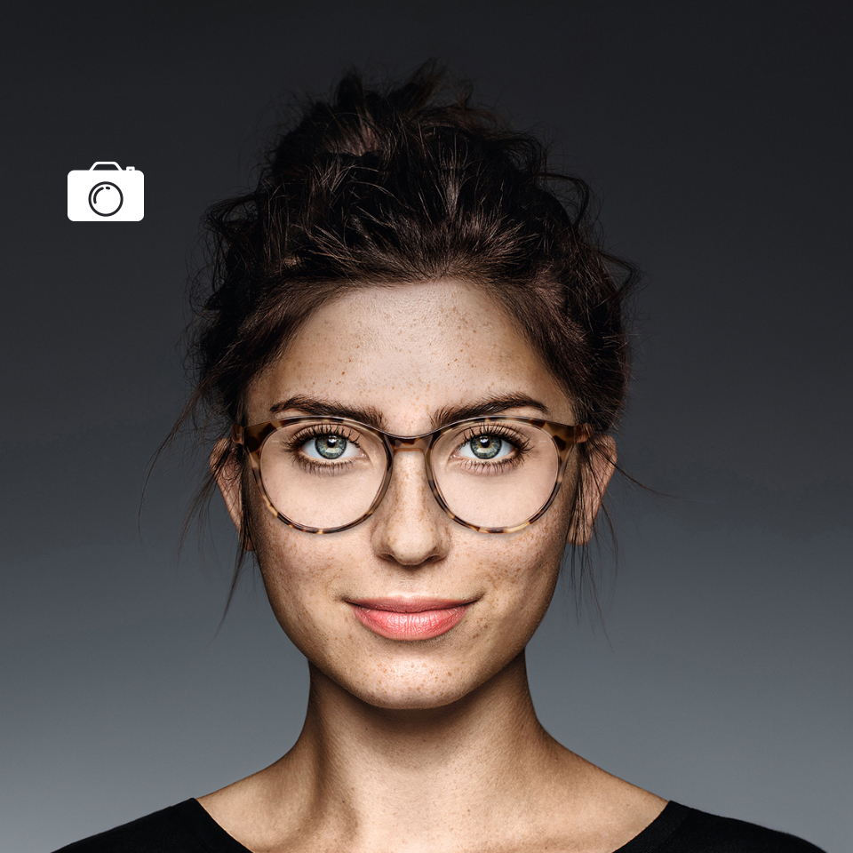 Samme kvinde med klare glas - set gennem et normalt kamera og en UV-kameralinse. Med et UV-kamera ser brilleglasset sort ud - tegn på at det ikke lader UV passere gennem linsen.  