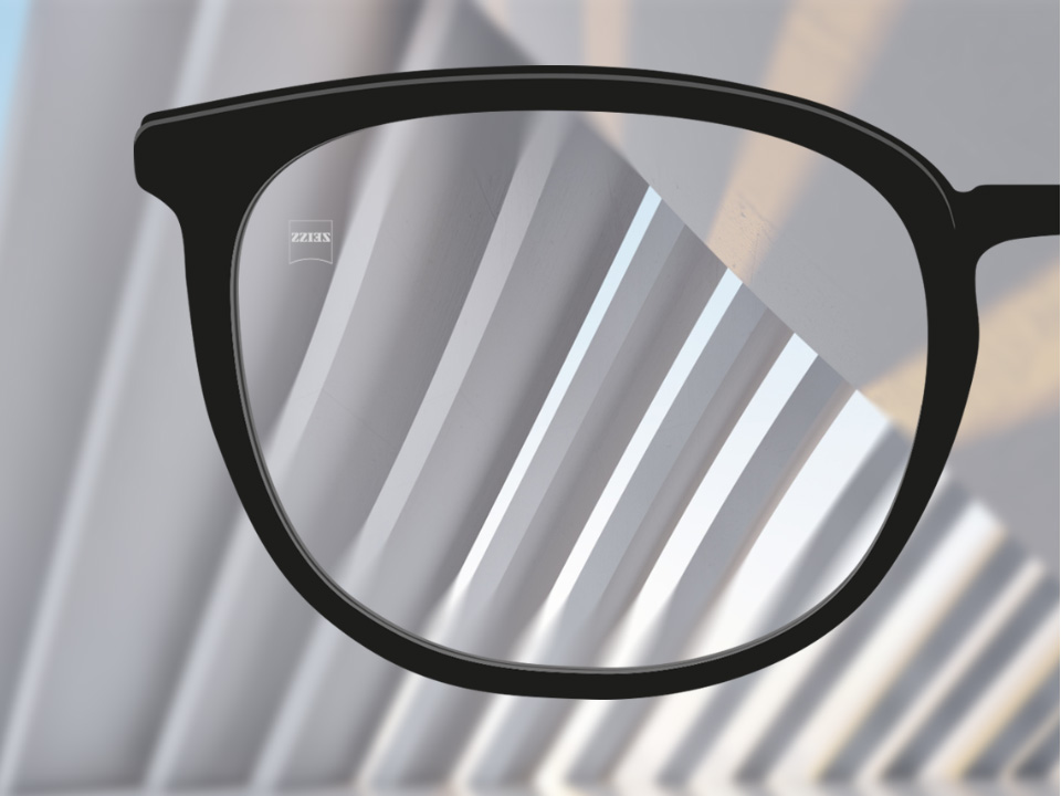 Et udsnit af et billede med ZEISS Single Vision ClearView brilleglas med et klart brilleglas, foruden det der er uden for brilleglasset. 