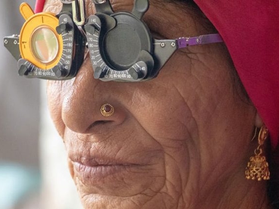 Ældre kvinde med refraktionsbriller.