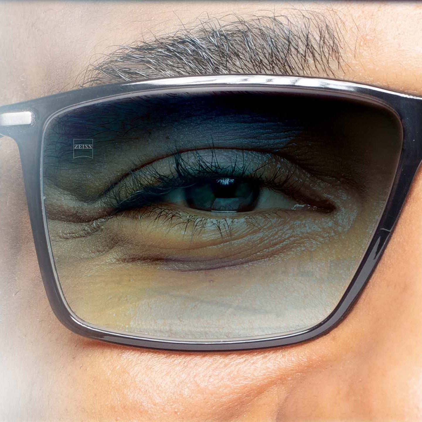 Illustration af et ZEISS solglas med coating foran og bag, designet til sollys