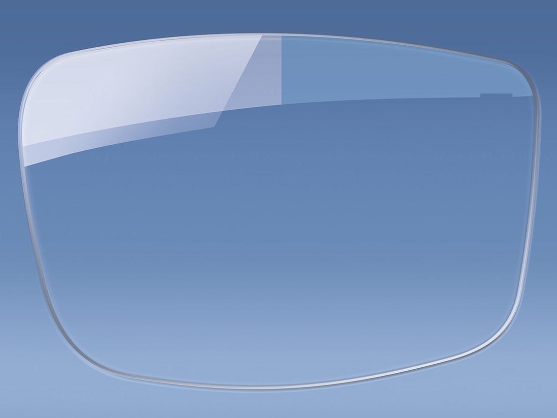 Illustration af et brilleglas med og uden anti-refleks-coating 