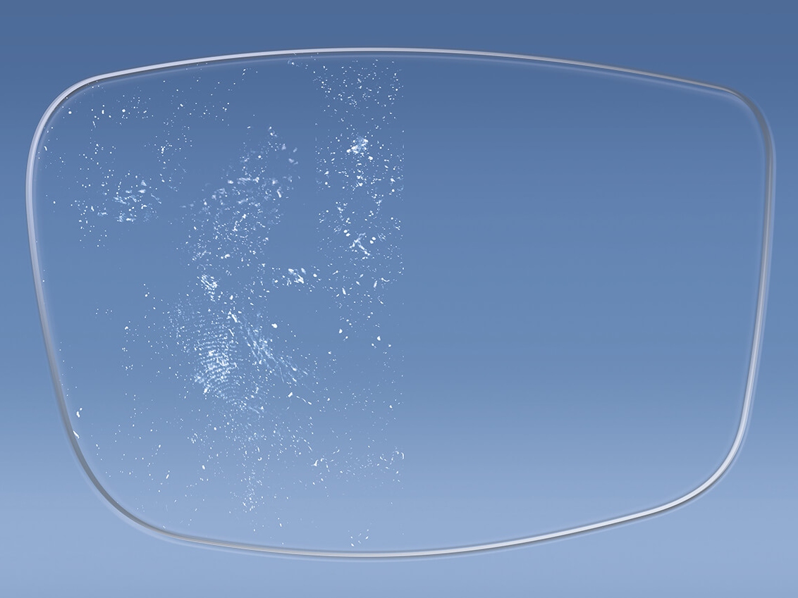 Illustration af et brilleglas med og uden ZEISS Lens Coatings, der udgør et anti-statisk lag 