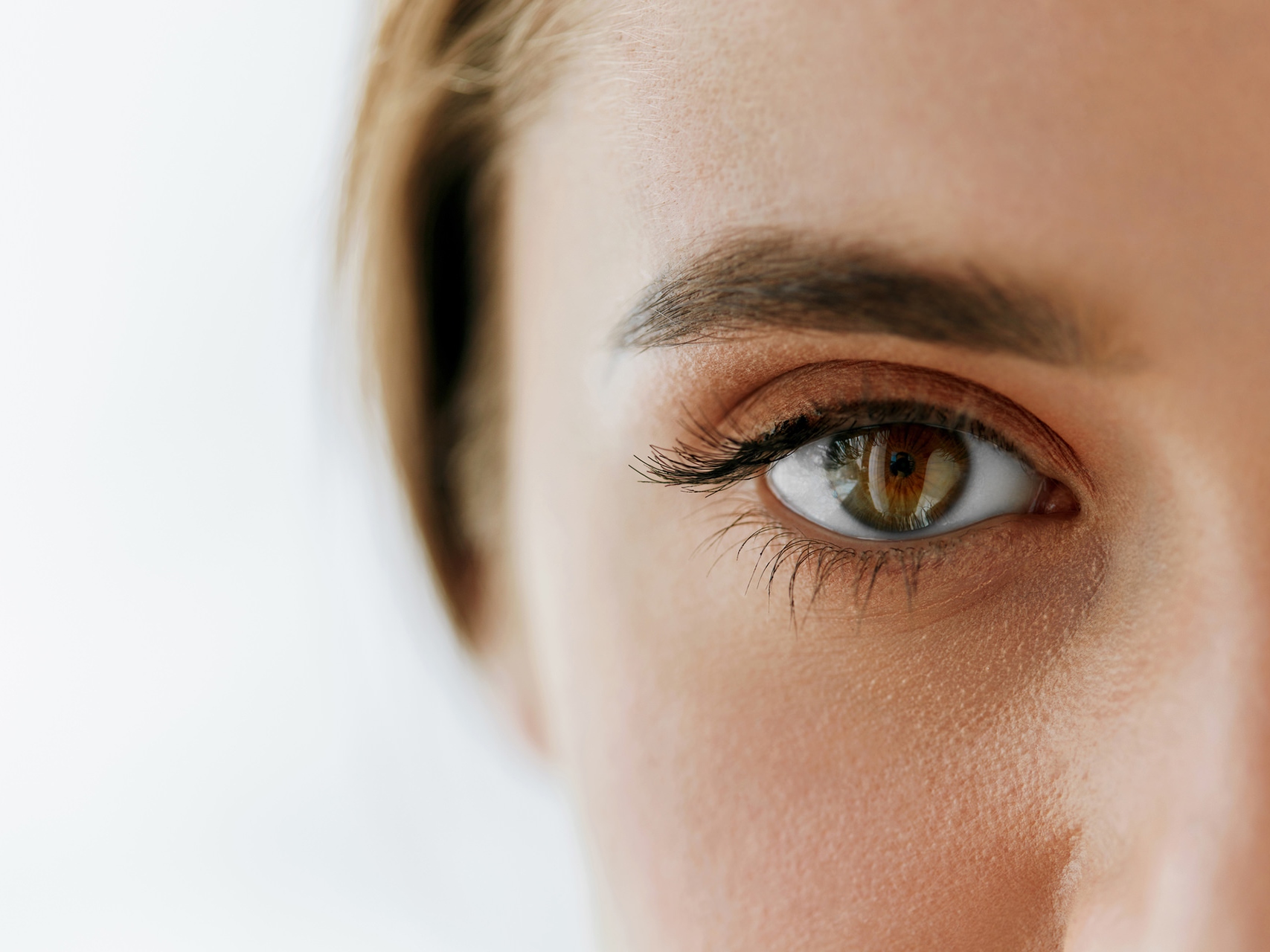 Billedet viser en kvindes ansigt tæt på med fokus på det venstre øje. 